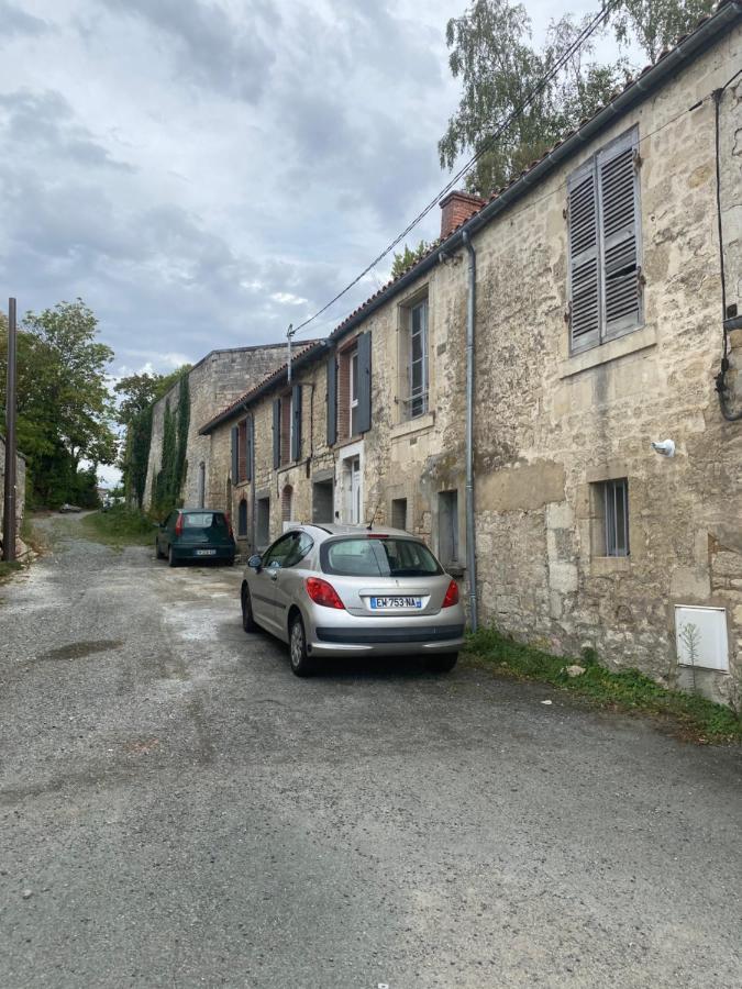 Charmant Appartement Avec Spa Fontenay-le-Comte Dış mekan fotoğraf